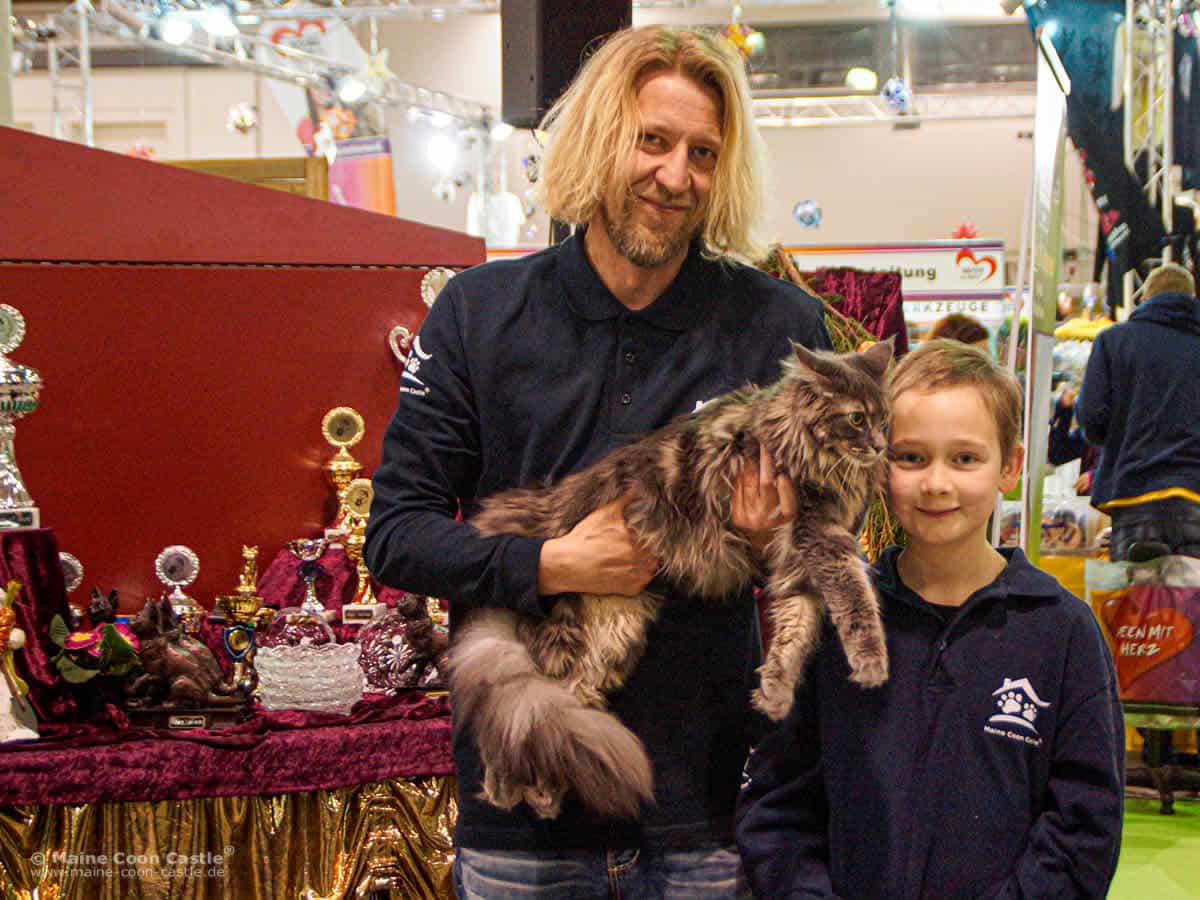 26.03.2015 Der erste Pokal für Josy Die erste Katzenausstellung und der erste Pokal für Josy